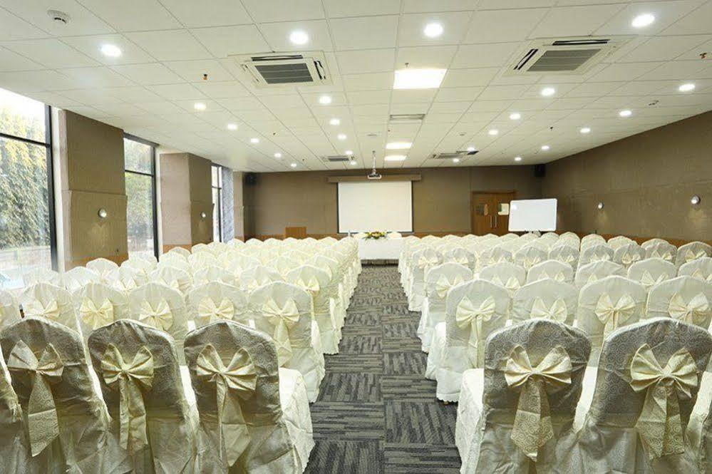The Gold Beach Resort Daman Extérieur photo