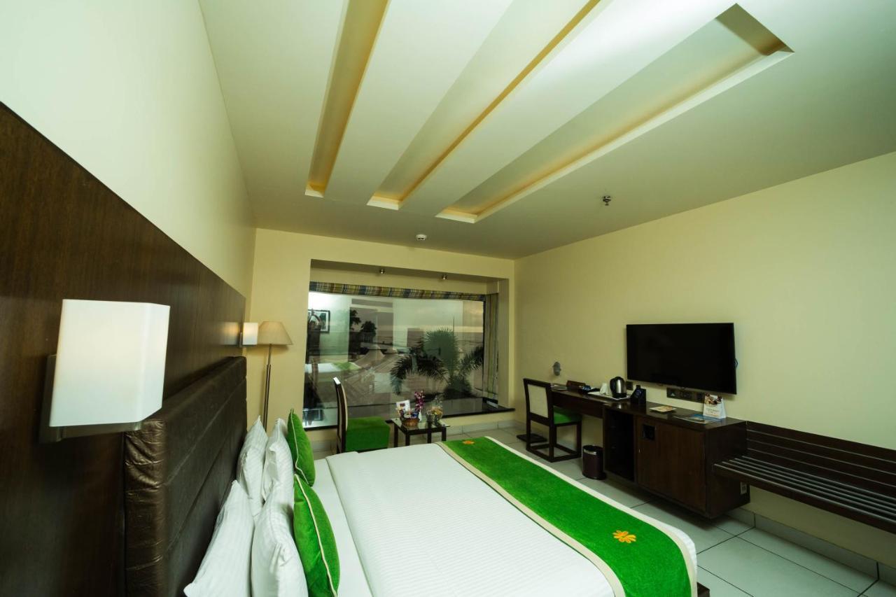 The Gold Beach Resort Daman Extérieur photo