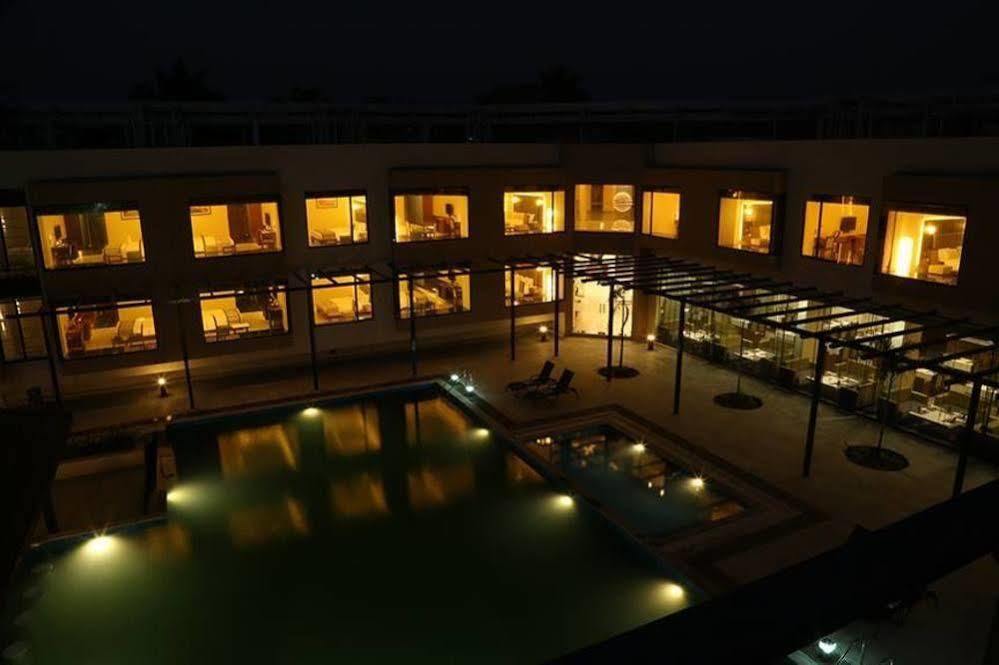 The Gold Beach Resort Daman Extérieur photo