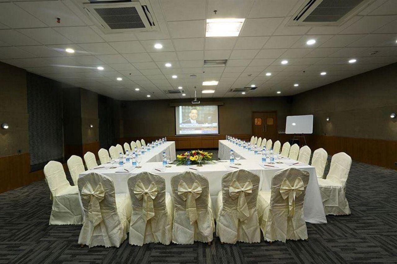 The Gold Beach Resort Daman Extérieur photo