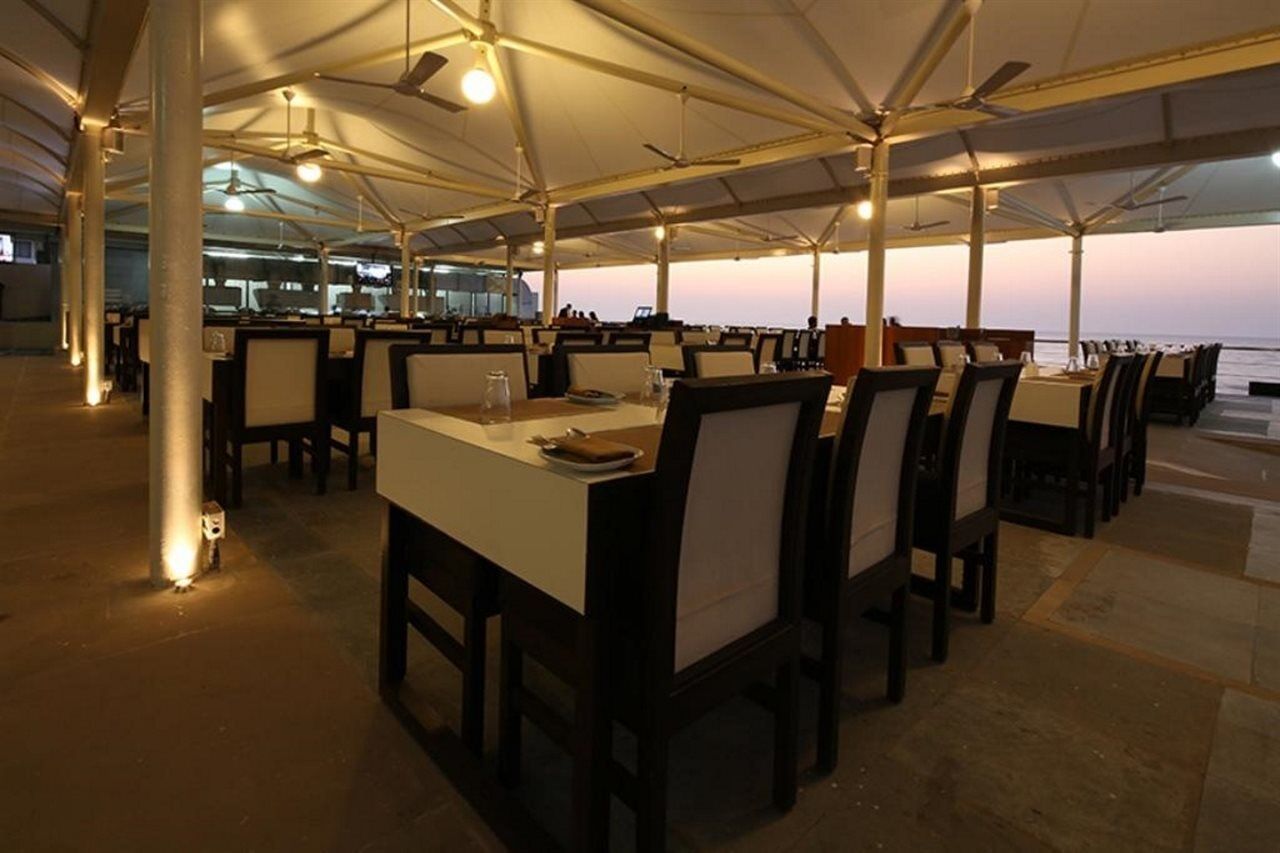 The Gold Beach Resort Daman Extérieur photo