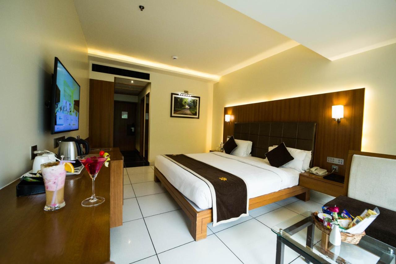 The Gold Beach Resort Daman Extérieur photo