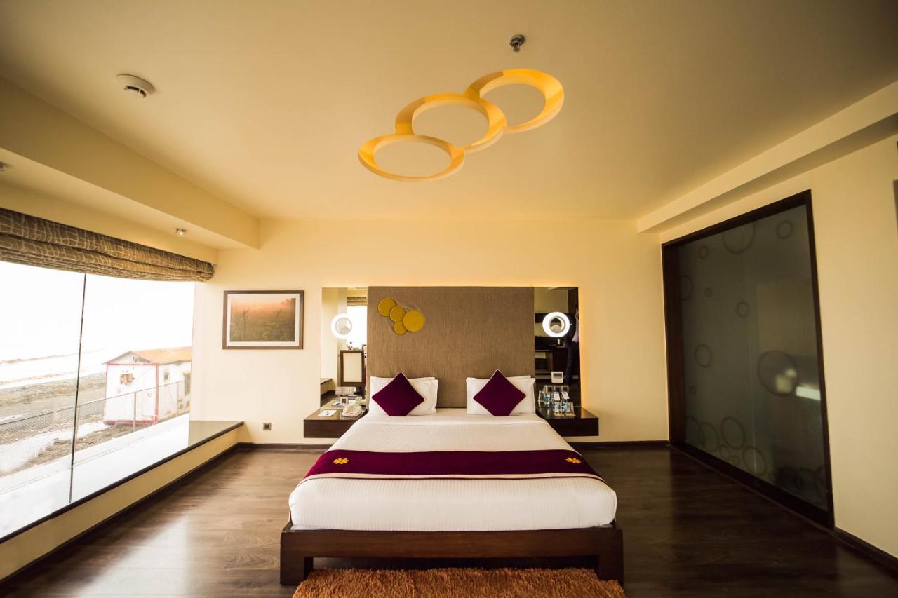 The Gold Beach Resort Daman Extérieur photo