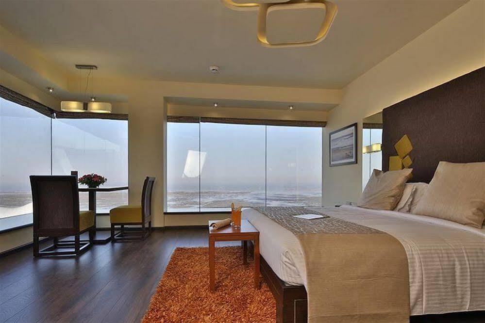 The Gold Beach Resort Daman Extérieur photo